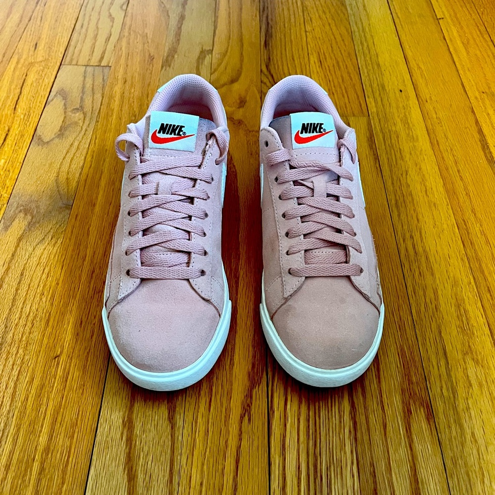 Womens like new NIKE sneakers size 8.5